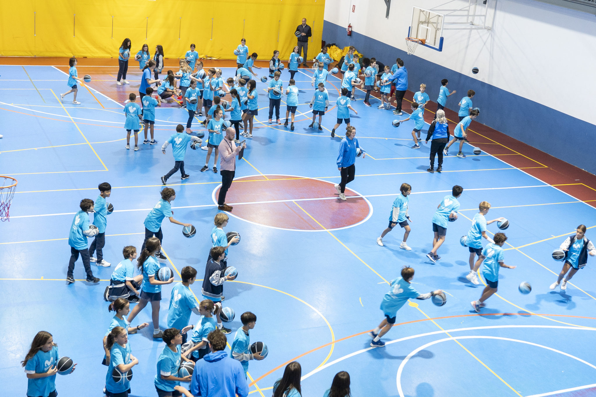 alumnos colegio brains jugando al baloncesto